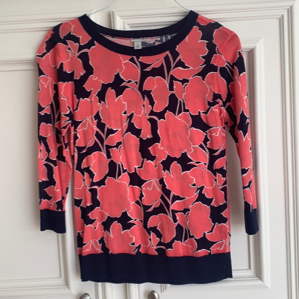 Beautiful peach and navy sweater 3/4 shelve